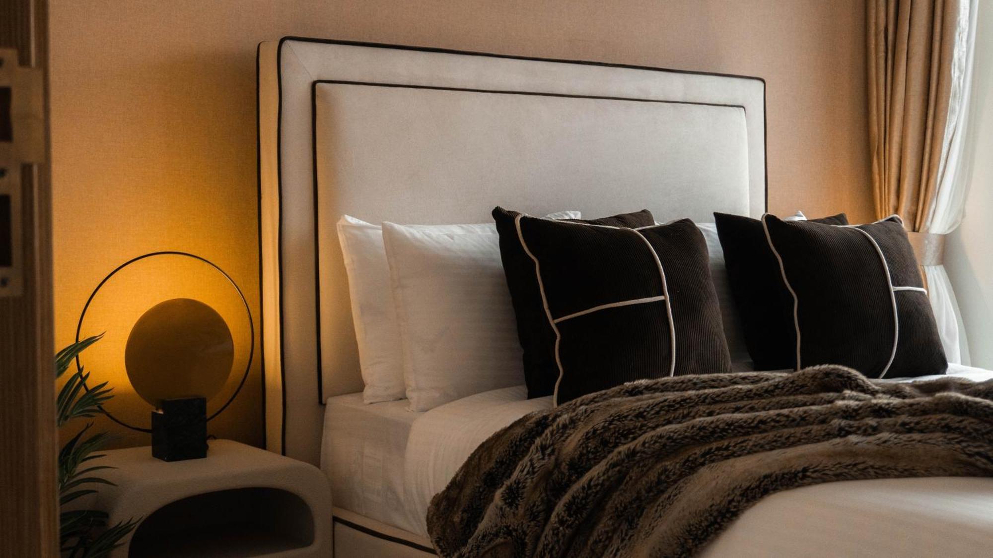 Ultra Luxury Full Burj View, Walk To Mall Apartment *